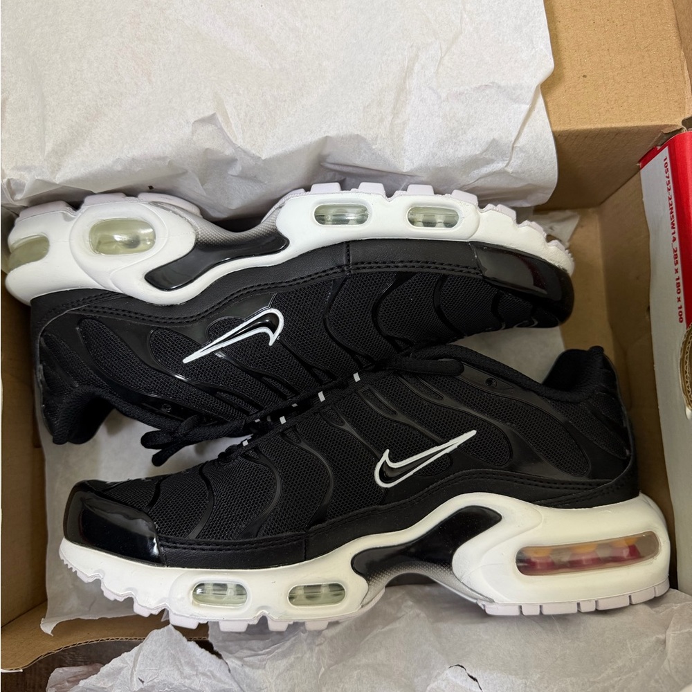 NEW with Box Nike Air Max Plus Women Shoes, Black and White, size 6W - Picture 8 of 8